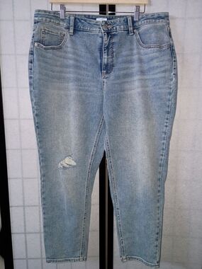 Time and Tru Light Blue Cropped Distressed Medium-Rise Jeans